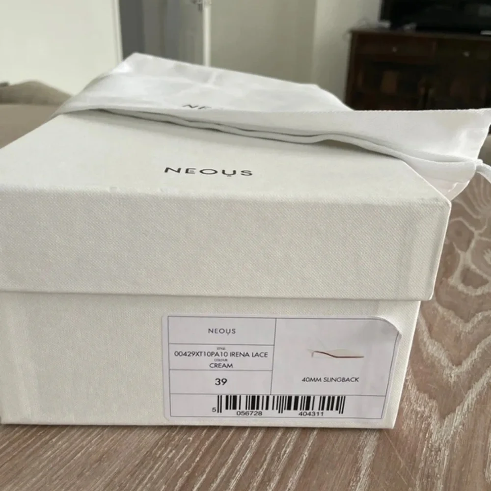 Elegant Cream Lace Slingback Heels - Picture 8 of 8